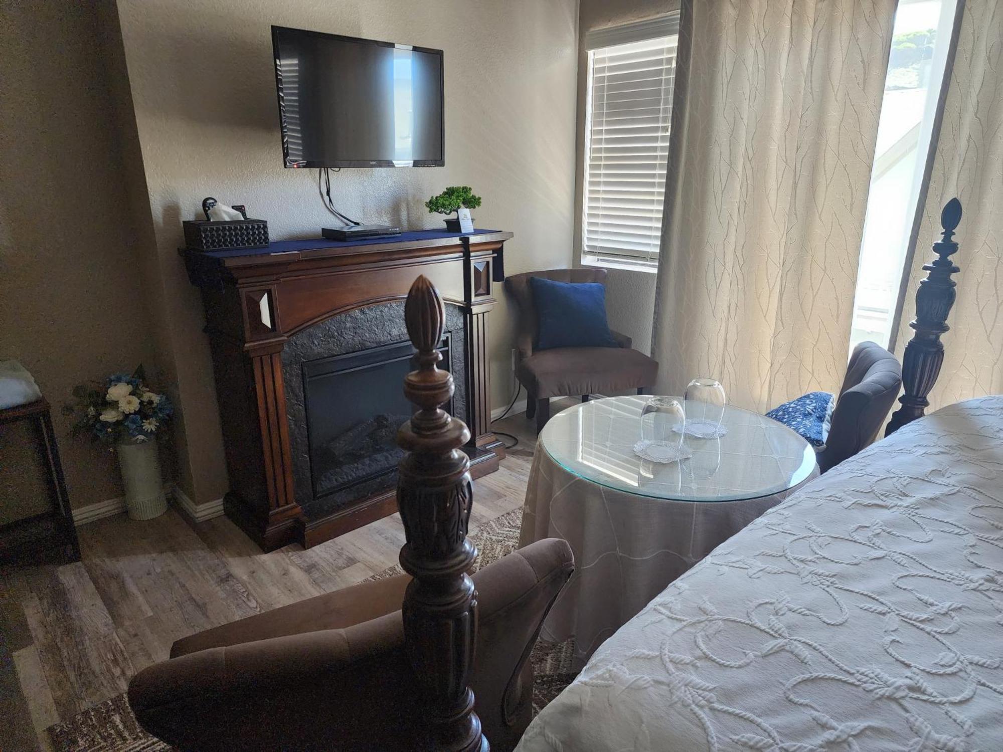 Wharf Master'S Inn Пойнт-Арена Екстер'єр фото